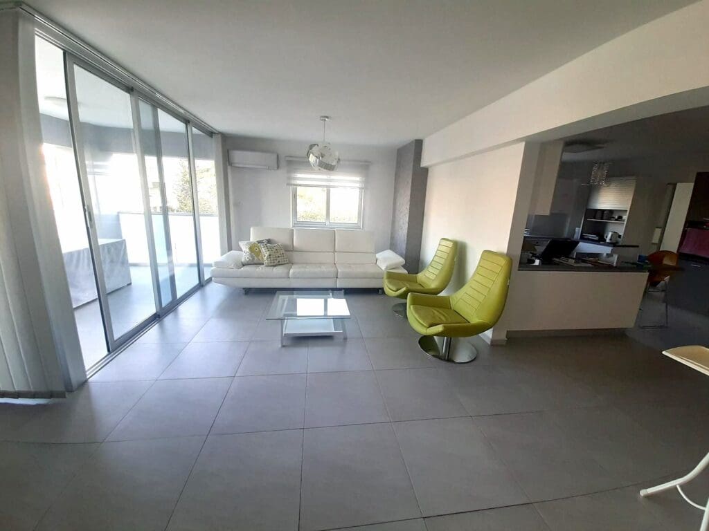 FOR SALE INDEPENDENT USED LUXURY THREE BEDROOM HOUSE WITH IMPRESSIVE