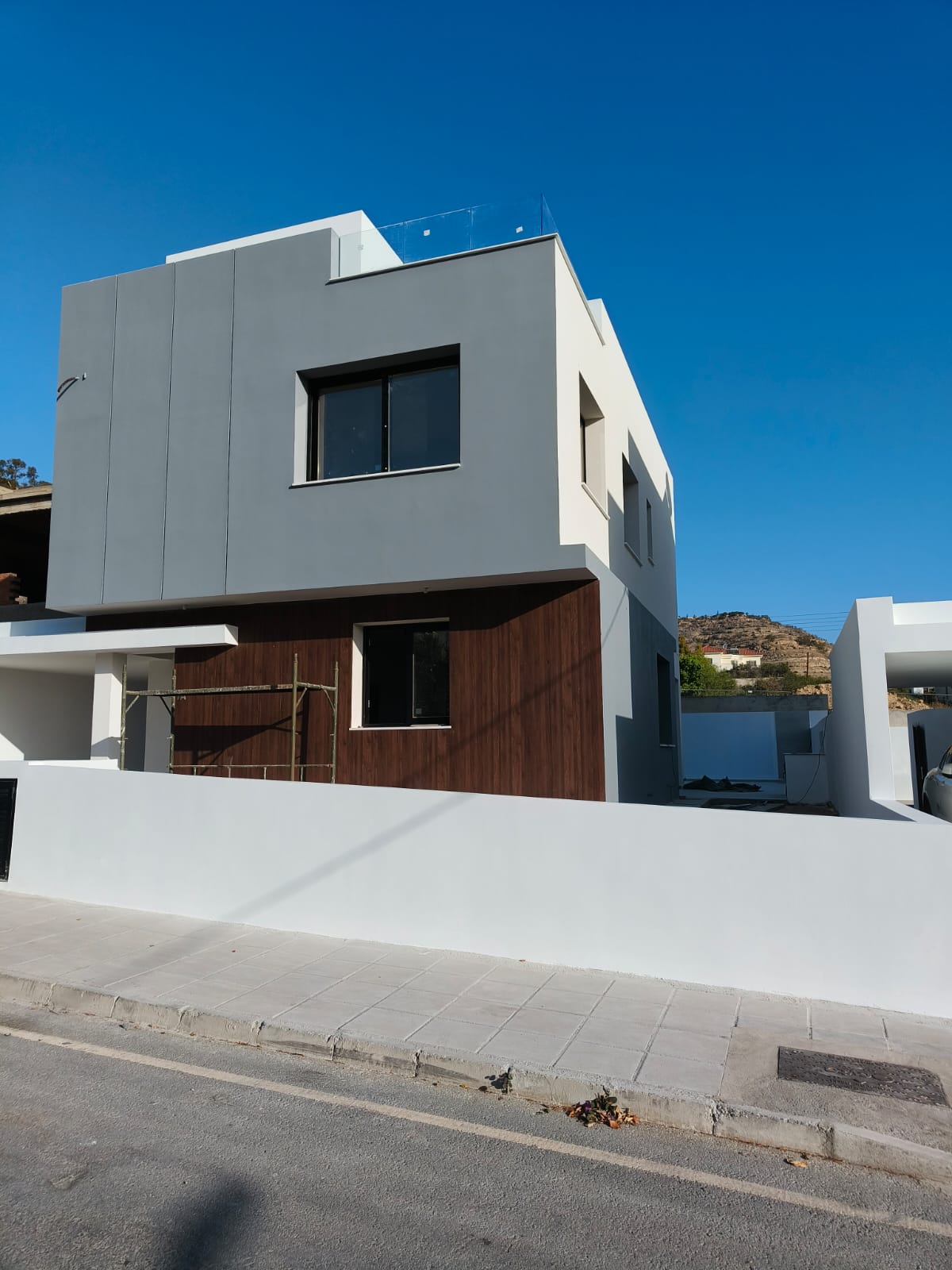 ΠΩΛΕΙΤΑΙ ΣΧΕΔΟΝ ΕΤΟΙΜΟΠΑΡΑΔΟΤΗ ΑΝΕΞΑΡΤΗΤΗ ΚΑΤΟΙΚΙΑ ΤΕΣΣΑΡΩΝ ΥΠΝΟΔΩΜΑΤΙΩΝ ΜΕ ΠΙΣΙΝΑ ΚΑΙ ΚΗΠΟ ΟΡΟΦΗΣ ΣΤΗΝ ΟΡΟΚΛΙΝΗ  –  ΛΑΡΝΑΚΑ – ID 002153317