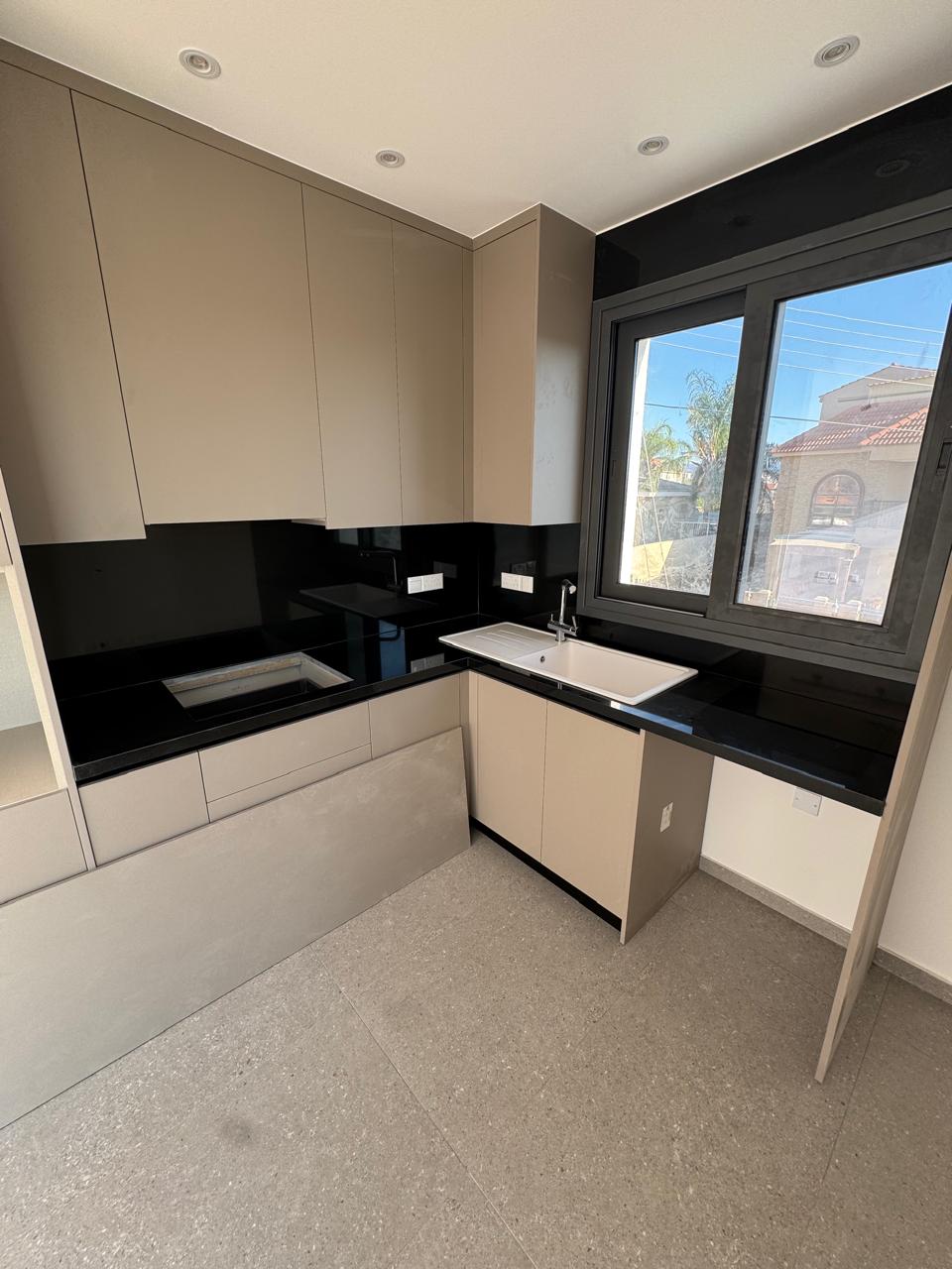 ΠΩΛΕΙΤΑΙ ΕΤΟΙΜΟΠΑΡΑΔΟΤΟ ΜΟΝΤΕΡΝΟ ΔΙΑΜΕΡΙΣΜΑ ΕΝΟΣ ΥΠΝΟΔΩΜΑΤΙΟΥ ΣΤΗΝ ΠΕΡΙΟΧΗ ΥΨΩΝΑΣ- ΛΕΜΕΣΟΣ- ID 002228289