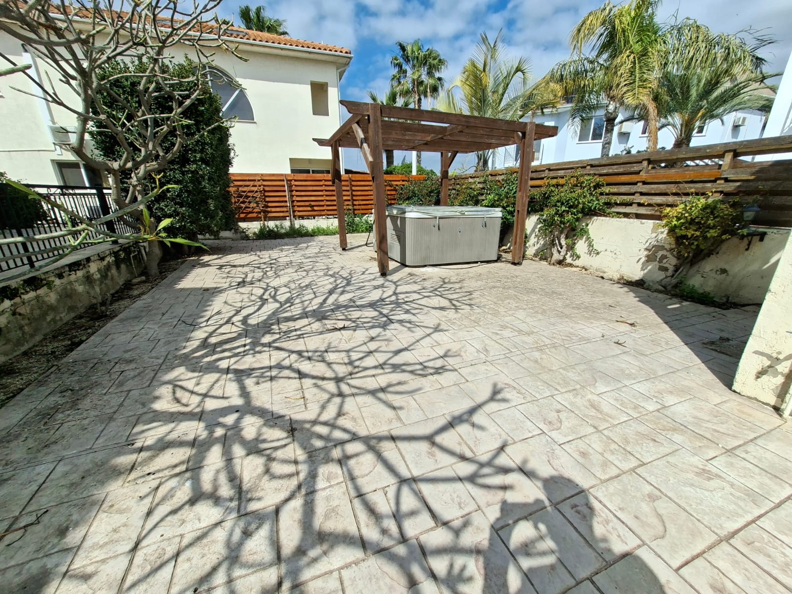 ΠΩΛΕΙΤΑΙ ΜΕΤΑΧΕΙΡΙΣΜΕΝΗ ΟΙΚΙΑ ΤΡΙΩΝ ΥΠΝΟΔΩΜΑΤΙΩΝ ΣΤΗΝ ΠΥΛΑ- ΛΑΡΝΑΚΑ-ID 002240694